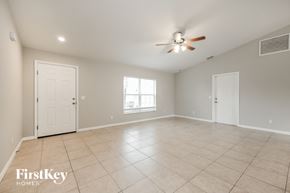 Englewood house for rent - the spacious living room is clean and ready for you to use