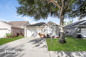 Riverview house for rent - a house with a tree in the yard and a driveway