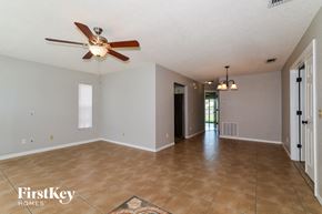 Orlando house for rent - A spacious room with a ceiling fan and a rug on the floor.