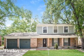 Spring house for rent - A two-story house with a garage on the first floor and a living area on the second floor.