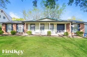Florissant house for rent - A house with a green lawn in front of it.