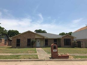 Flower Mound house for rent - a house with a brick mailbox in front of it