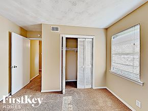 Dallas house for rent - the entrance to a bedroom with a closet and a window with blinds