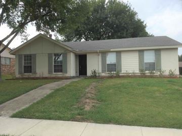 Lancaster house for rent - 1217 Meadow Creek Dr Lancaster, TX 75146
