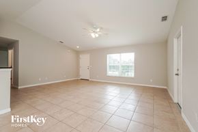 Port Charlotte house for rent - the spacious living room is clean and ready for you to use