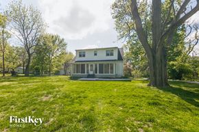 Saint Louis house for rent - a white house with a large yard and a tree