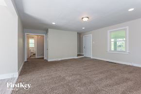 Saint Louis house for rent - the living room is clean and ready to be staged