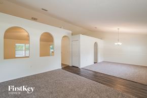 Jacksonville house for rent - the living room and dining room with the entrance to the kitchen