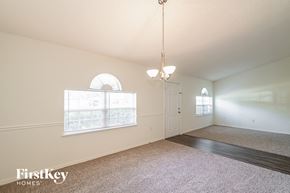 Jacksonville house for rent - the living room and dining room are spacious and clean