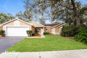 Apopka house for rent - a home with a lawn and a white garage door