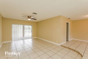 Plantation house for rent - A room with a fan and a window with blinds.