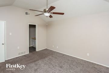 Lancaster house for rent - the spacious living room with carpet and ceiling fan