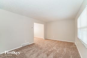 Columbus house for rent - A room with a carpeted floor and a window with blinds.