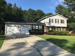 Jonesboro house for rent - A house with a driveway in front of it.