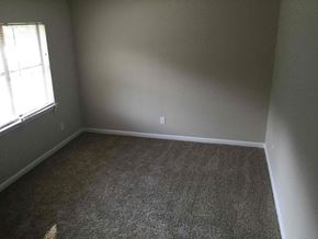 Jonesboro house for rent - A room with a carpeted floor and a window with blinds.