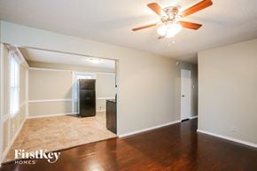 Grandview house for rent - A room with a ceiling fan and a rug on the floor.