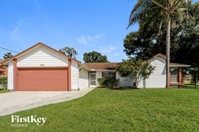 Port St. Lucie house for rent - a house with a lawn and a garage