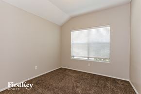 Lancaster house for rent - the upstairs bedroom has carpet and a large window