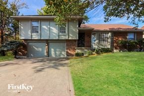 Grandview house for rent - a house with two garage doors and a lawn