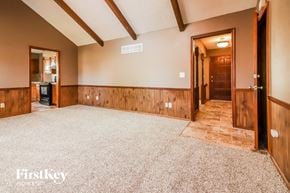 Grandview house for rent - the entryway into the living room from the dining room