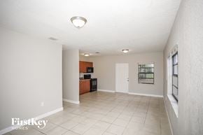 Miami house for rent - A spacious living room with a flat screen TV and a white ceiling.