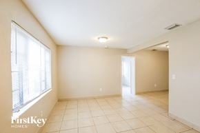 Miami house for rent - the living room and dining room are spacious and lighted by a large window