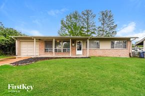 Florissant house for rent - A house with a lawn in front of it.