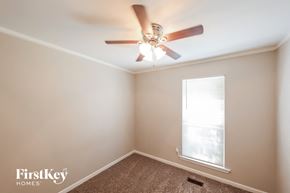 Birmingham house for rent - a bedroom with a ceiling fan and a window