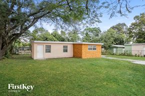 Fort Lauderdale house for rent - a small house with a grassy yard and a tree