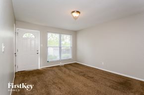 Arnold house for rent - a bedroom with a carpeted floor and a white door