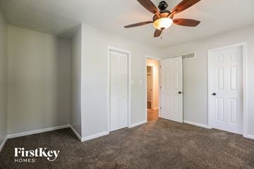 Belton house for rent - a living room with carpet and a ceiling fan