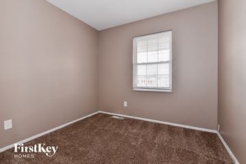 Florissant house for rent - a bedroom with a carpet and a window