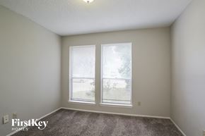 Houston house for rent - the living room of an apartment with two windows