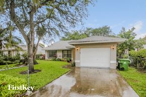 Fort Lauderdale house for rent - a home with a driveway and a white garage door