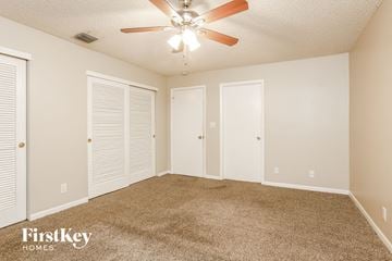 Fort Lauderdale house for rent - a spacious living room with carpet and a ceiling fan