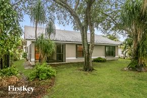 Fort Lauderdale house for rent - a white house with a yard and trees