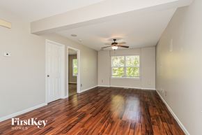 Saint Peters house for rent - A room with wooden floors and a ceiling fan.