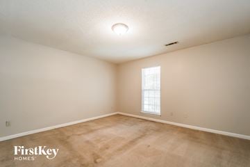 Austell house for rent - the spacious living room with carpet and a window