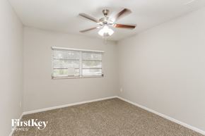 Clearwater house for rent - a bedroom with a ceiling fan and a window