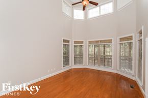 Bessemer house for rent - A room with a ceiling fan and windows with blinds.