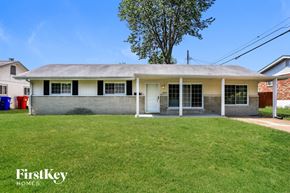 Florissant house for rent - A house with a lawn in front of it.