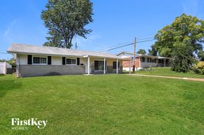 Florissant house for rent - A house with a lawn in front of it.