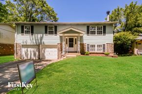 Florissant house for rent - a white house with a lawn in front of it