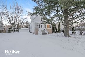 Zion house for rent - a white house covered in snow with a large tree