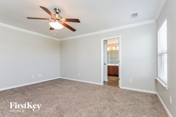Calera house for rent - a living room with a ceiling fan and a carpet