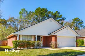 Middleburg house for rent - A house with a red brick exterior and a white garage door.