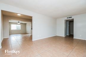 Mesa house for rent - A spacious room with a tiled floor and a ceiling fan.