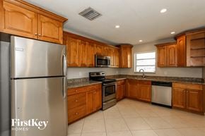 Hollywood house for rent - 2200 N 55 Ave Hollywood, FL 33021