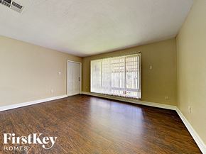 Port Charlotte house for rent - A room with wooden floors and a window with blinds.