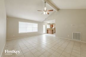 Spring house for rent - A spacious room with a ceiling fan and a window with blinds.